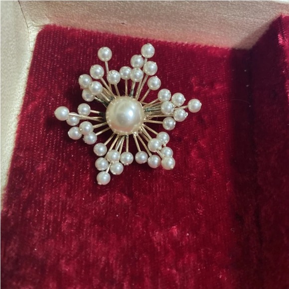 Vintage Pearl Brooch Snowflake - Picture 1 of 6